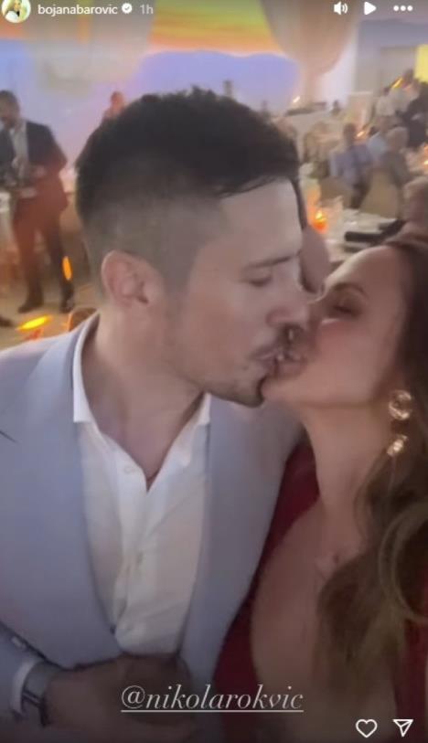 Nikola Rokvić ljubi ženu na svadbi
