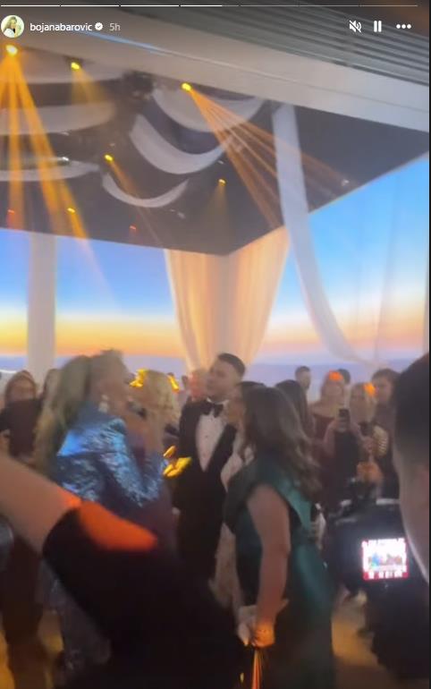 Nikola Rokvić ljubi ženu na svadbi