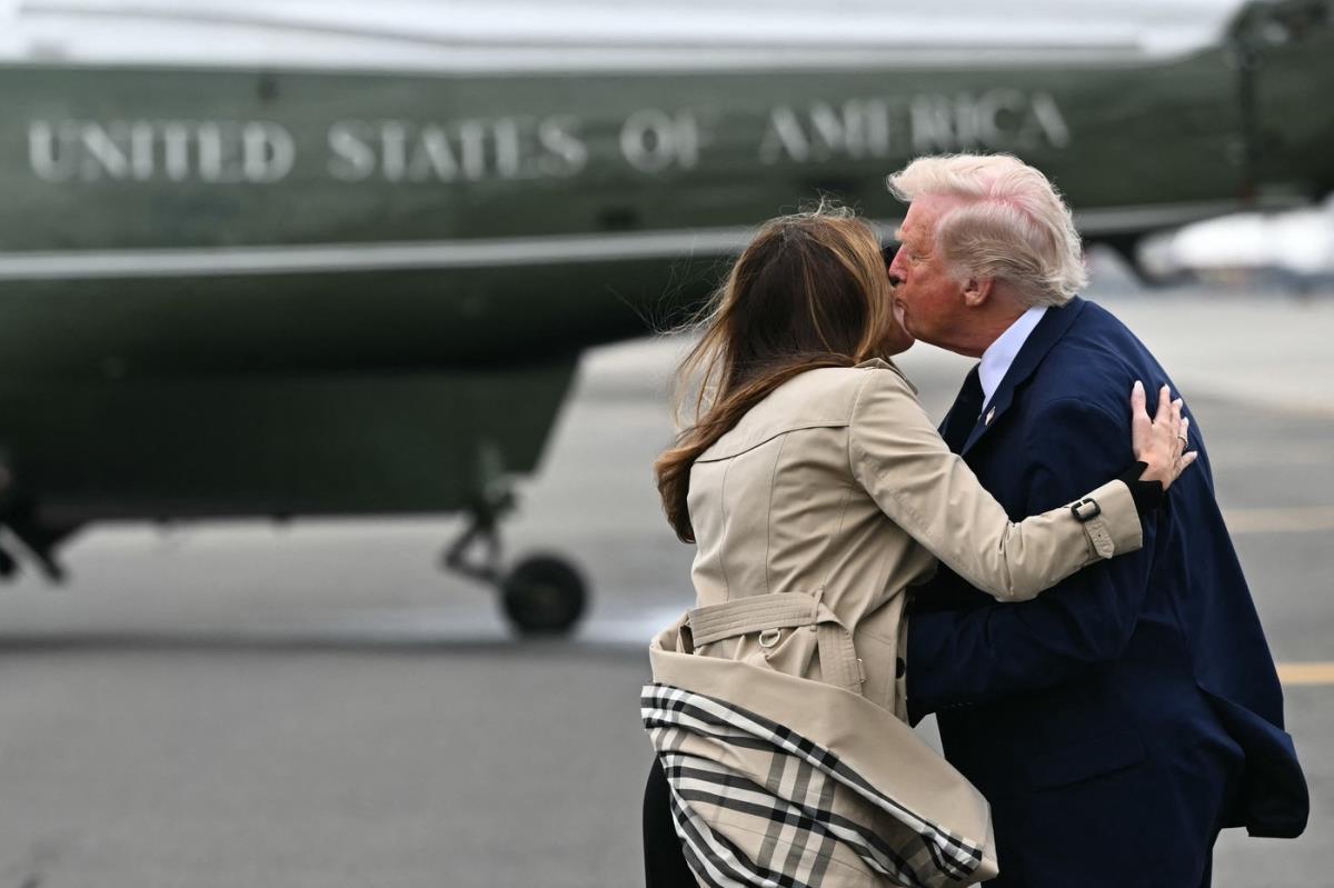 Melanija i Donald Tramp ponovo su snimljeni kako razmenjuju poljubac u obraz profimedia-0992588793.jpg