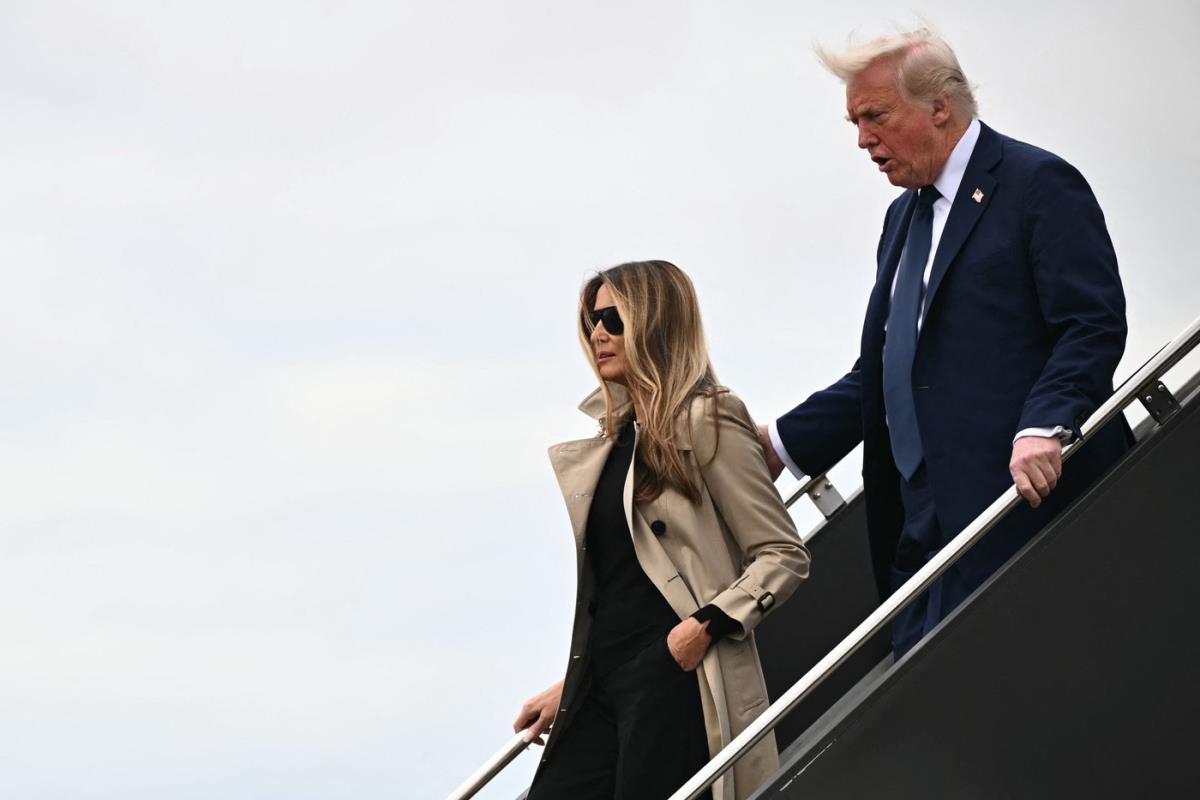 Melanija i Donald Tramp razmenili su poljubac u obraz na aerodromu profimedia-0992588830.jpg