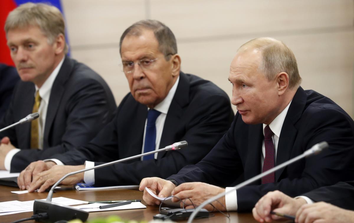 Vladimir Putin, Sergej Lavrov i Dmitrij Peskov