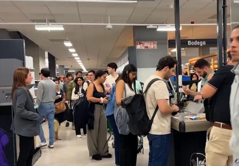 2025-04-28 20_49_12-(4) Panic-buying sweeps blackout-hit Spain as residents flock to supermarkets - .png