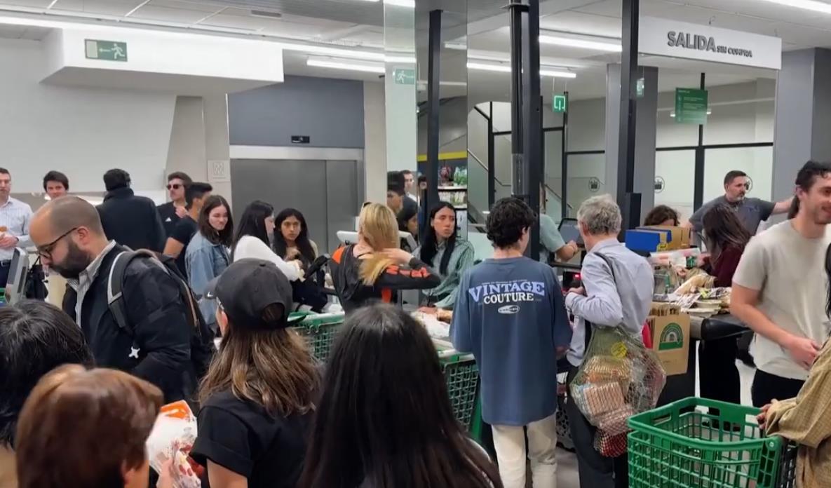 2025-04-28 20_48_51-(4) Panic-buying sweeps blackout-hit Spain as residents flock to supermarkets - .png