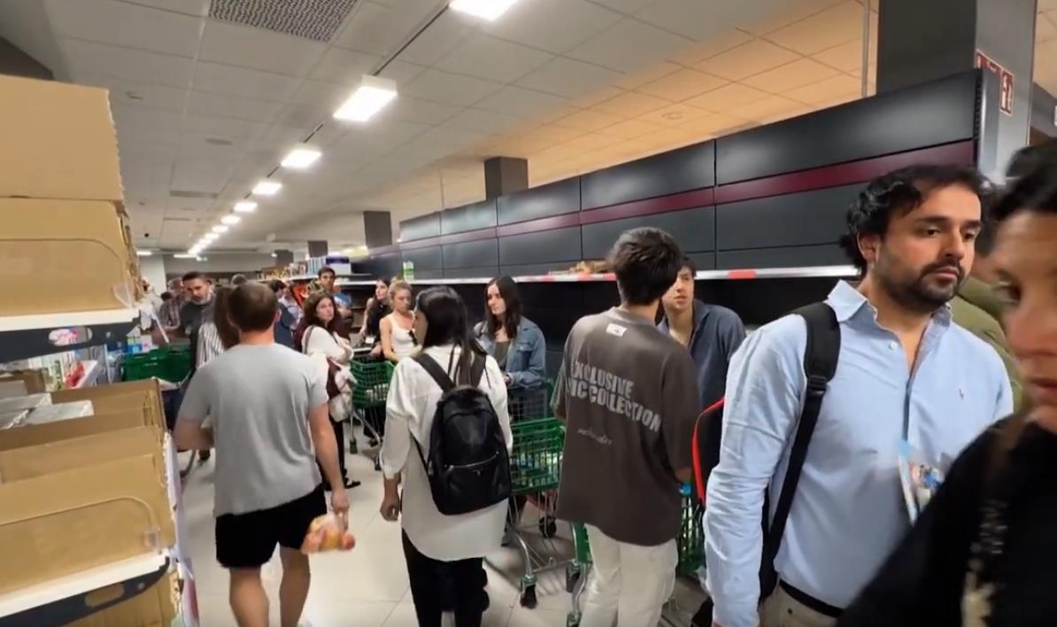 2025-04-28 20_48_42-(4) Panic-buying sweeps blackout-hit Spain as residents flock to supermarkets - .png