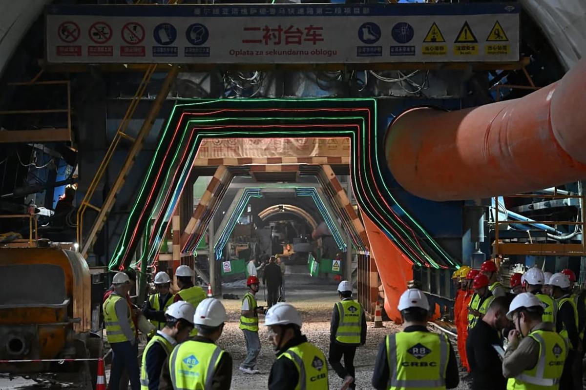 Ovo će biti u svakom smislu najduži i najveći tunel u Srbiji, lep i čudesno opremljen. Zahvalan sam našim neimarima, kineskim prijateljima koji rade i grade, jer je ovo sada druga i drugačija Srbija. Kada (9) copy.jpg