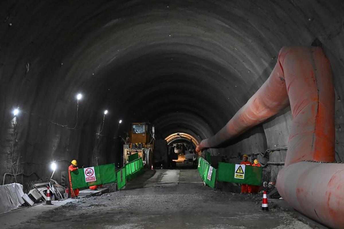 Ovo će biti u svakom smislu najduži i najveći tunel u Srbiji, lep i čudesno opremljen. Zahvalan sam našim neimarima, kineskim prijateljima koji rade i grade, jer je ovo sada druga i drugačija Srbija. Kada (8) copy.jpg