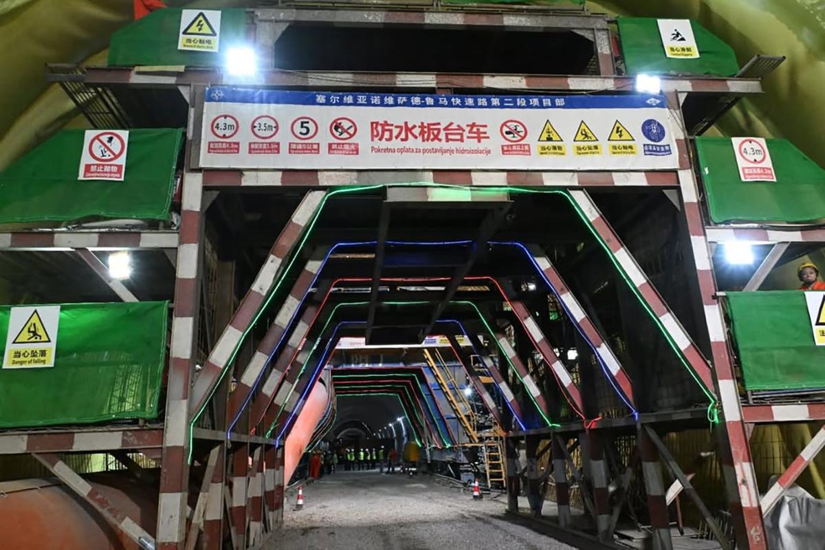 Ovo će biti u svakom smislu najduži i najveći tunel u Srbiji, lep i čudesno opremljen. Zahvalan sam našim neimarima, kineskim prijateljima koji rade i grade, jer je ovo sada druga i drugačija Srbija. Kada (5) copy.jpg