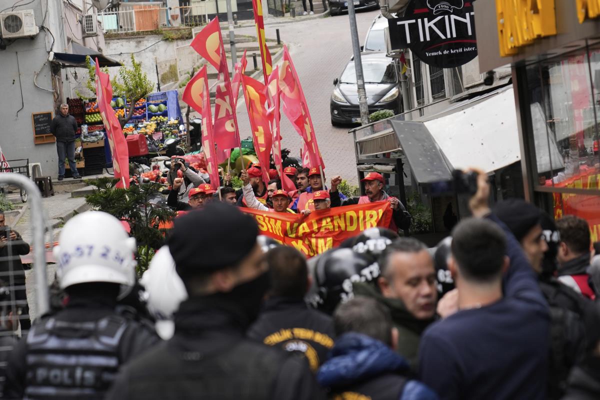 av02 AP Khalil Hamra.jpg