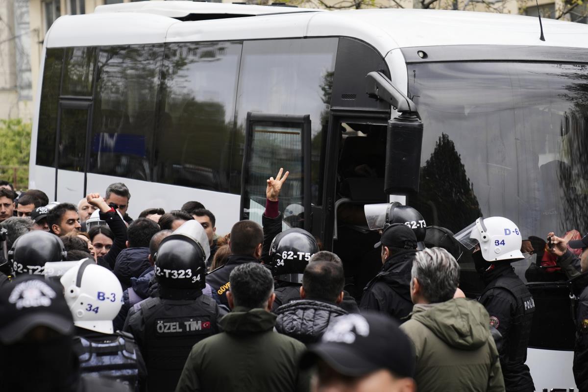 av03 AP Khalil Hamra.jpg