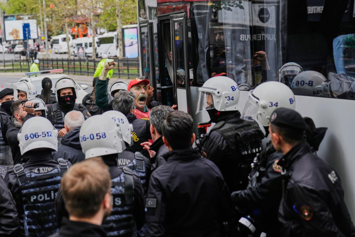 av06 AP Khalil Hamra.jpg