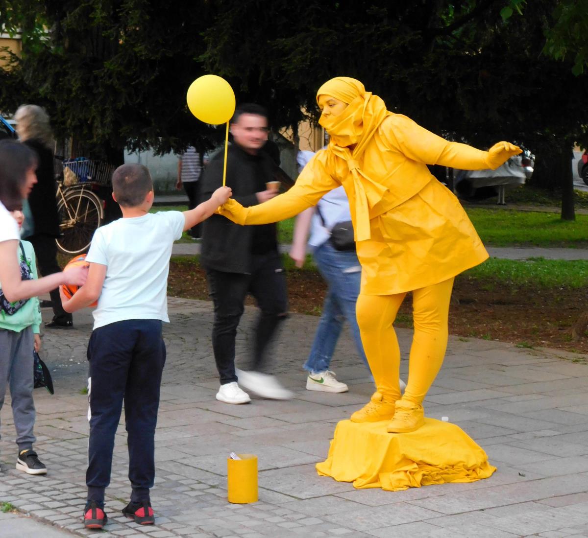 LOZNICA -Žuta devojka.JPG
