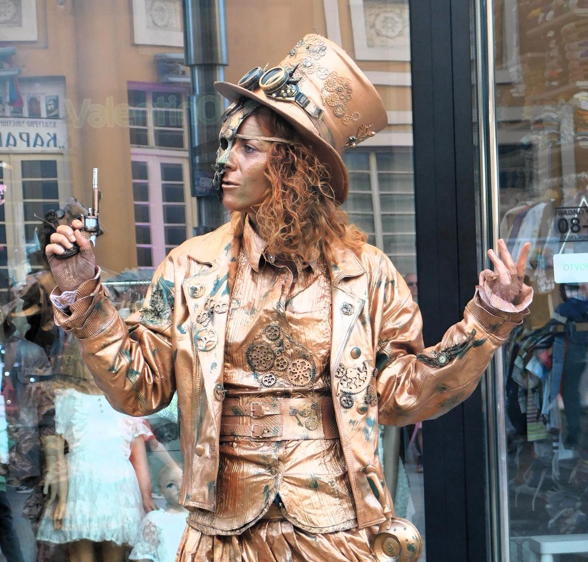 LOZNICA -Devojka sa pištoljem.jpg