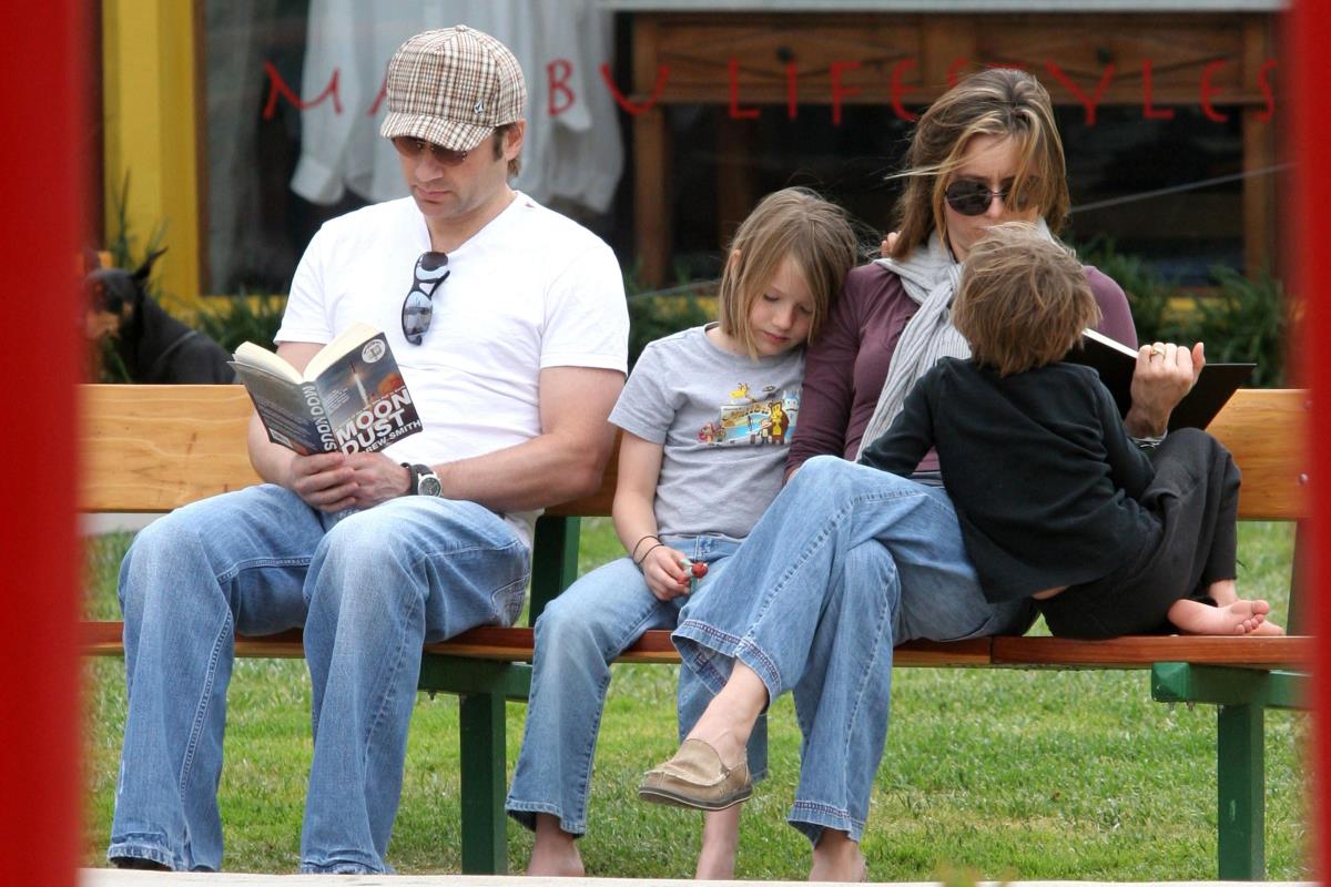 Tea Leoni i Dejvid Duhovni sa decom u parku