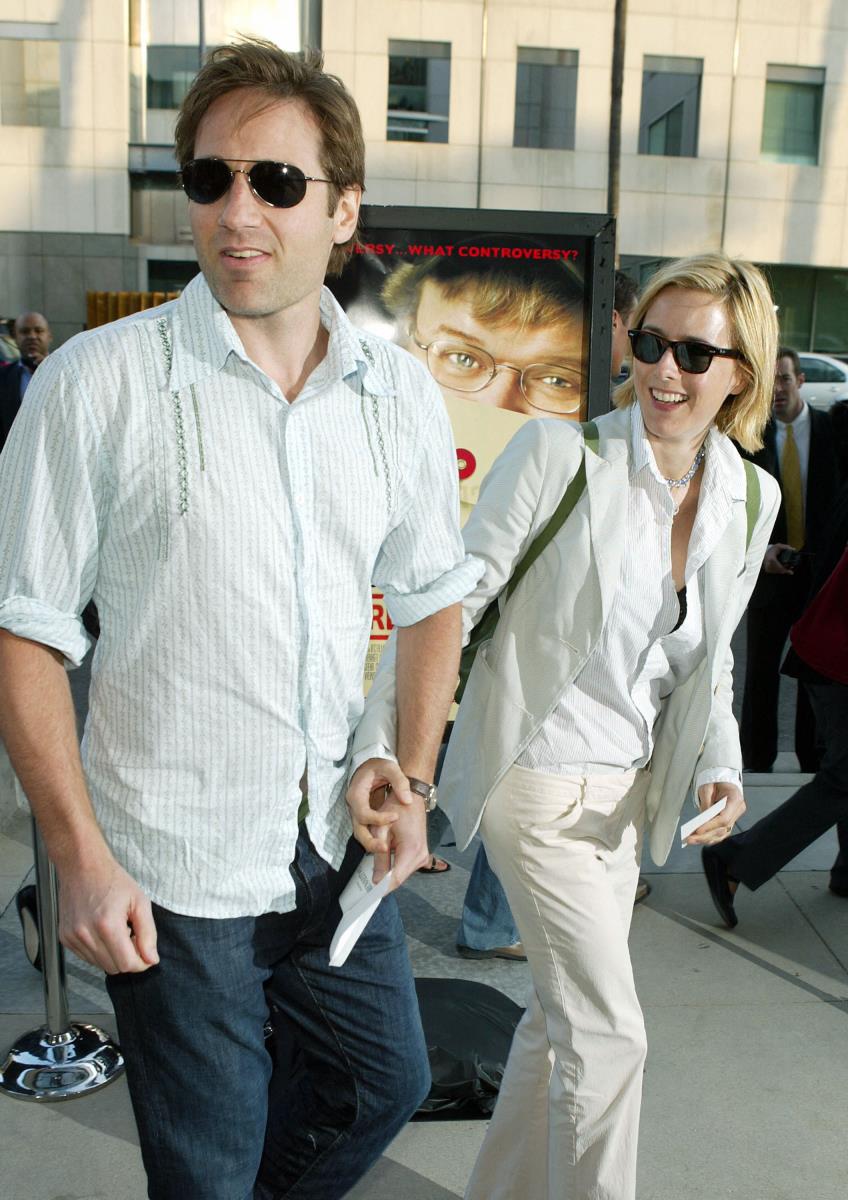 Tea Leoni i Dejvid Duhovni nasmejani šetaju ulicom