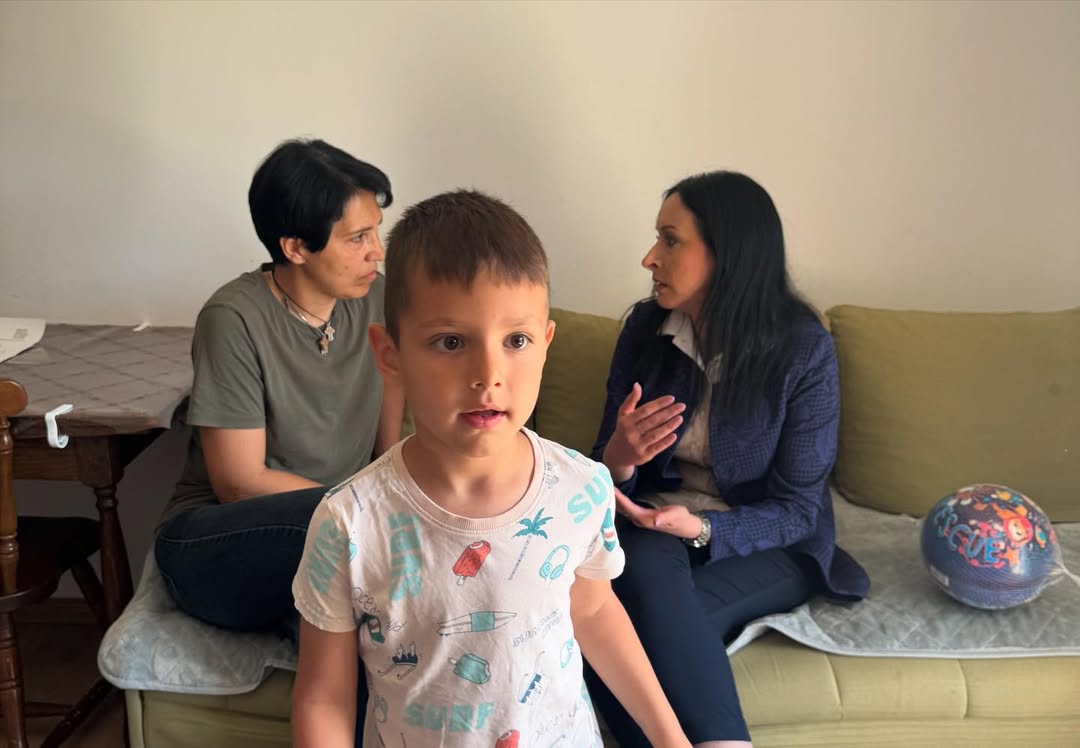 Министарка  Јелена Жарић Ковачевић посетила мохрану мајку петогодишњег детета са аутизмом Миросавку Панић 7.jpg