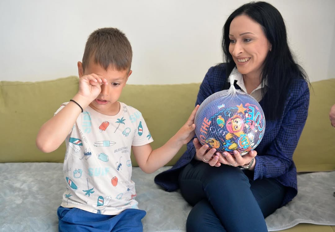 Министарка  Јелена Жарић Ковачевић посетила мохрану мајку петогодишњег детета са аутизмом Миросавку Панић.jpg