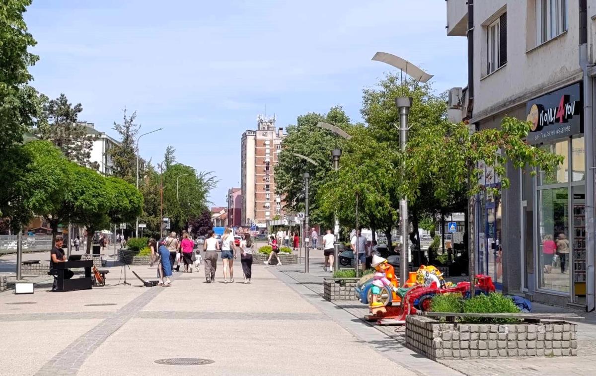 LOZNICA - Ulična muzika na šetalištu (1).jpg