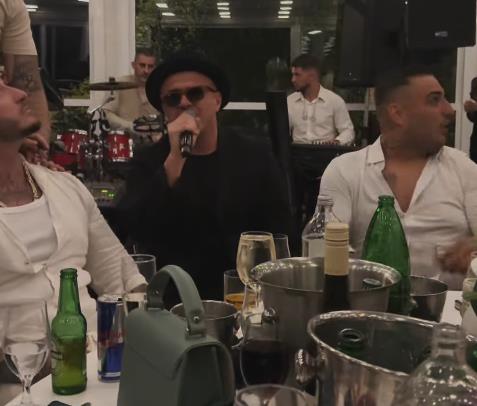 Ovako žene čašćavaju evrima na krštenju Šijanovog sina