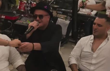 Ovako žene čašćavaju evrima na krštenju Šijanovog sina