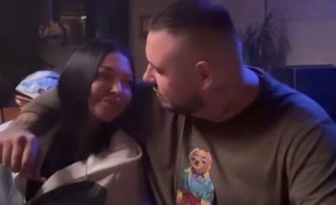 Car pao u sevdah, zapevao Maji na uvce, ona ga gleda kao Boga 