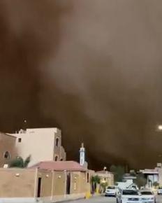2025-05-05 19_20_20-NEXTA on X_ _🌪️Sandstorm apocalypse in Saudi Arabia — a powerful storm has slam.jpg