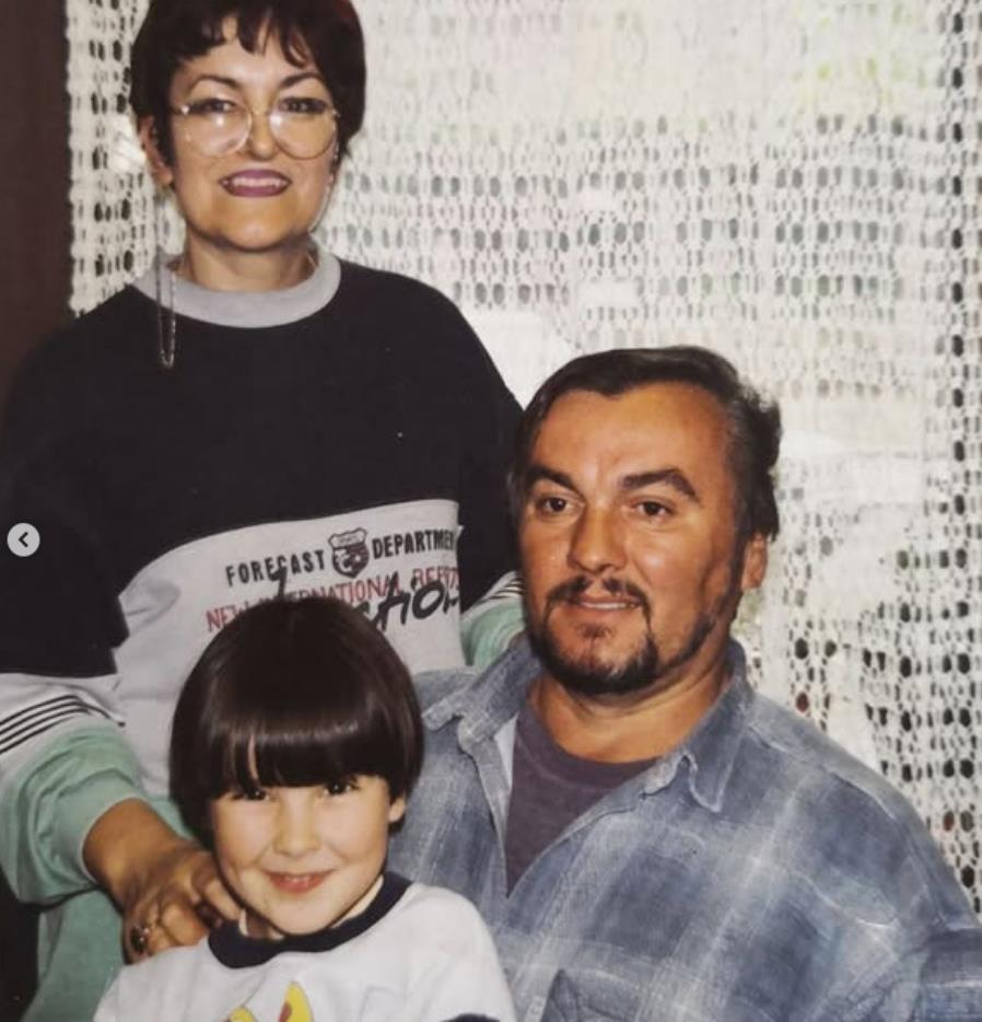 Dragana Mićalović sa ocem i majkom