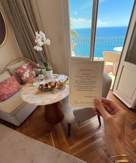 2025-05-06 14_36_31-Poznata Srpkinja se razvela od pevača pa vreme provodi u luksuznom hotelu na Sic.jpg