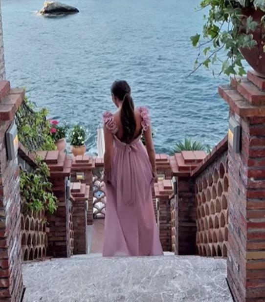 2025-05-06 14_36_41-Poznata Srpkinja se razvela od pevača pa vreme provodi u luksuznom hotelu na Sic.jpg