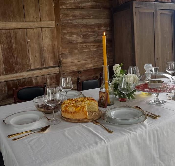 Naledi Repaja slavi Đurđevdan u Malom Crniću – slavska trpeza pod vedrim nebom, dekorisana zlatnim detaljima i belim jorgovanom.