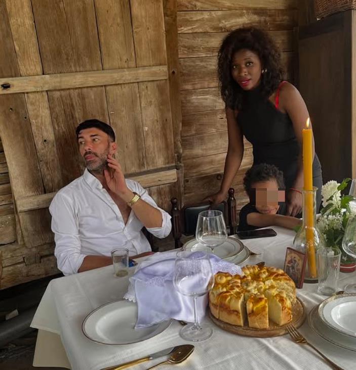 Naledi Repaja slavi Đurđevdan u Malom Crniću – slavska trpeza pod vedrim nebom, dekorisana zlatnim detaljima i belim jorgovanom.