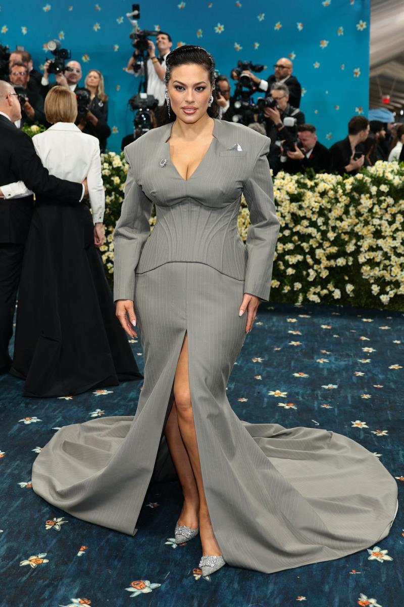 Ešli Grejem u moćnoj haljini inspirisanoj odelom iz devedesetih na Met Gali 2025 – spoj elegancije, snage i savršenog kroja.

 profimedia-0995480546.jpg