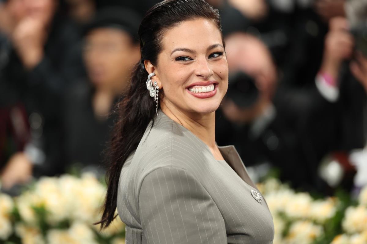 Ešli Grejem u moćnoj haljini inspirisanoj odelom iz devedesetih na Met Gali 2025 – spoj elegancije, snage i savršenog kroja.

 profimedia-0995501036.jpg