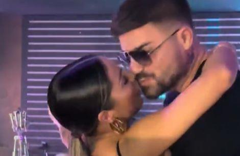  Sandra Afrika na ivici poljupca sa MC Stojanom