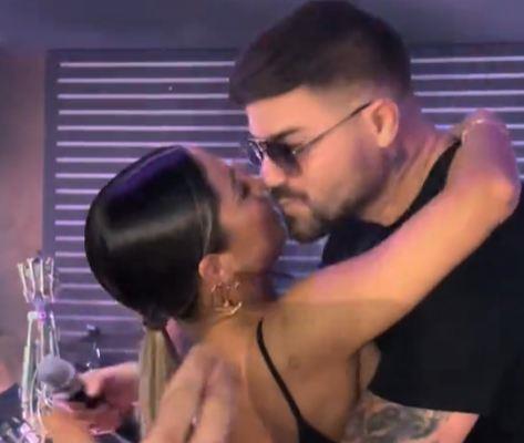  Sandra Afrika na ivici poljupca sa MC Stojanom