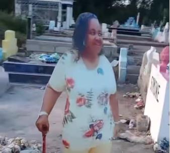 Groblje sa figurom pokojnika 2.png