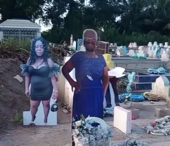 Groblje sa figurom pokojnika.png