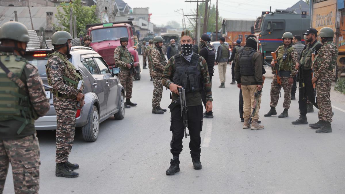 Srinagar08 EPA Farooq Khan.jpg