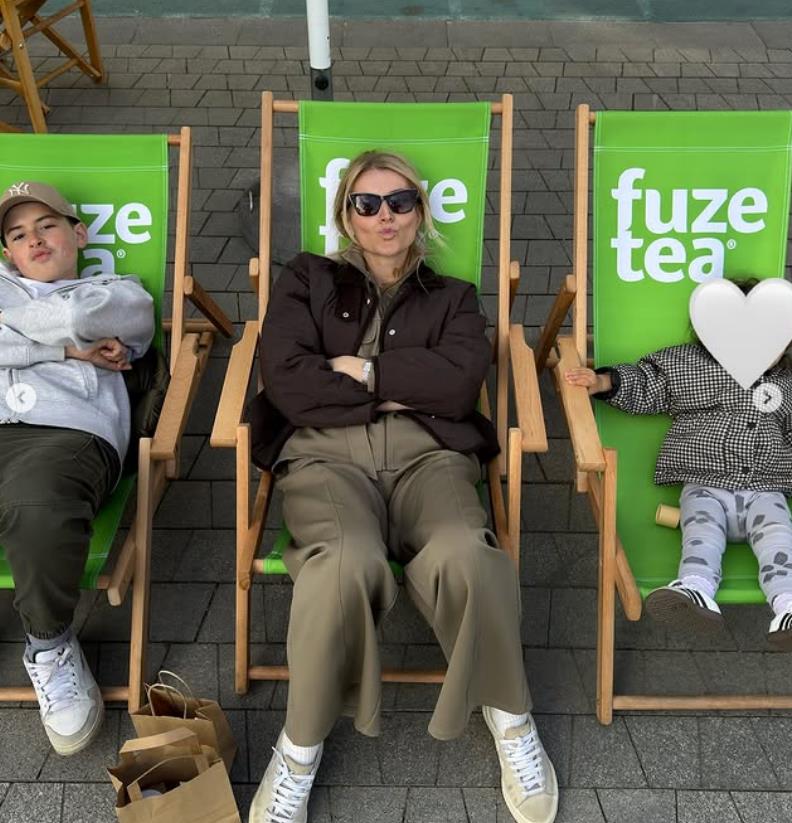 Anđelka sa sinom Jakšom i ćerkom Čarnom