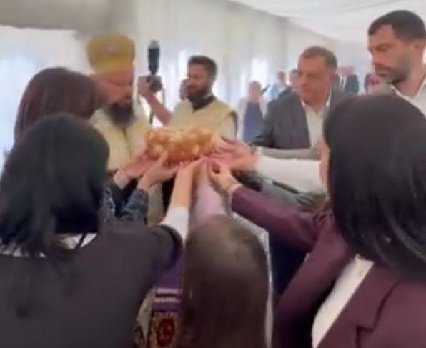 Dodik slavski kolač 2.jpg