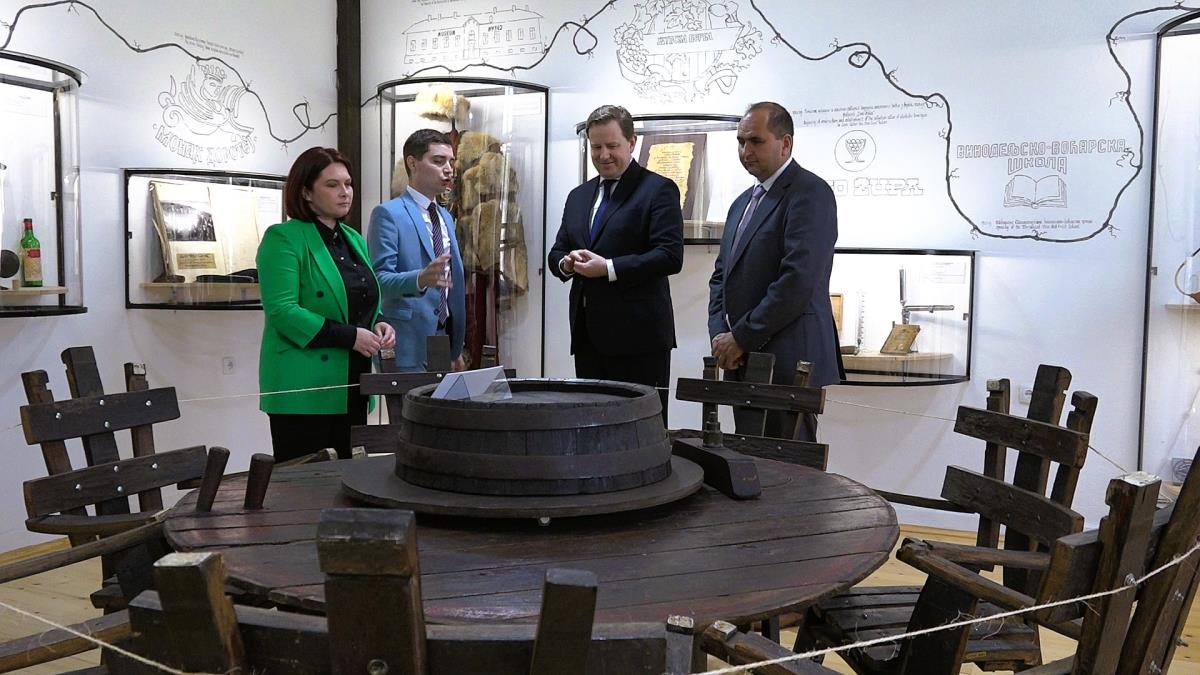 Ambasador Slovačke u Muzeju vinarstva.jpg