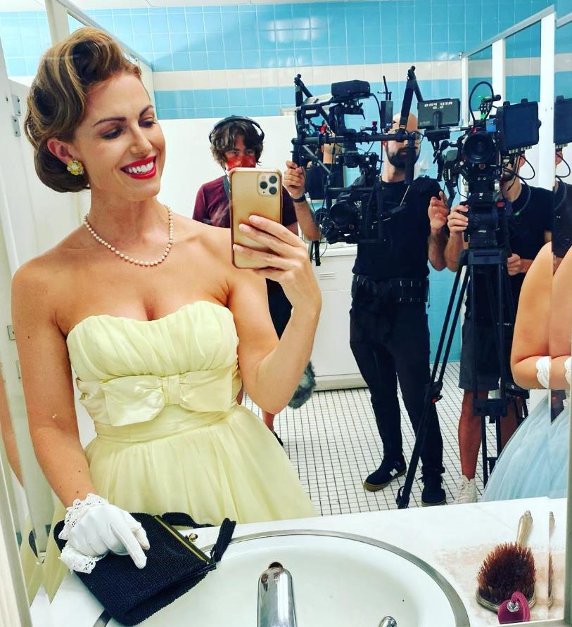 Glumica Sara Pribis u žutoj top haljini