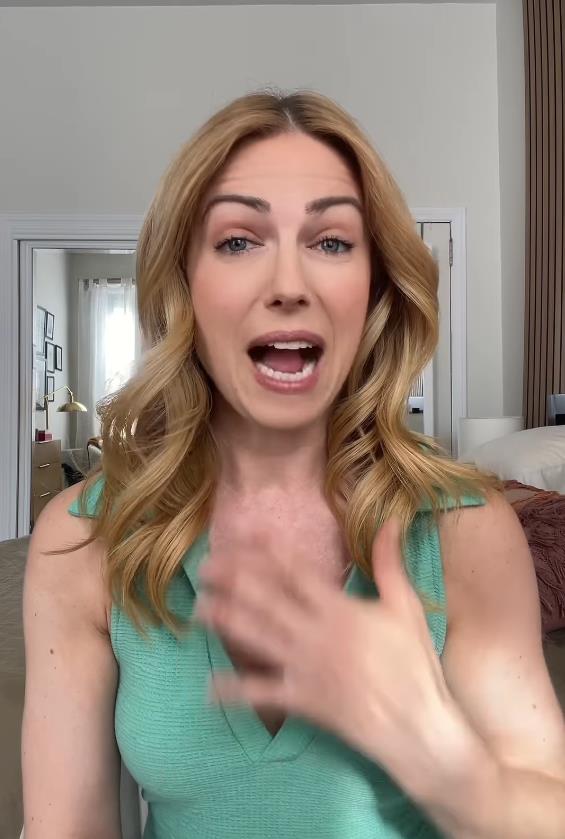 Glumica Sara Pribis u zelenoj majici bez rukava