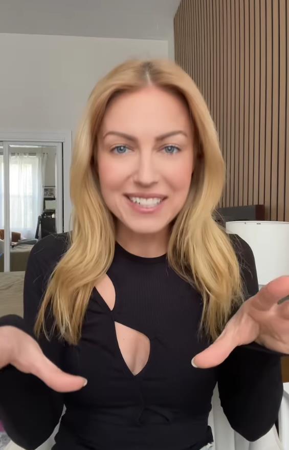 Glumica Sara Pribis u crnoj majci sa dekolte prorezom