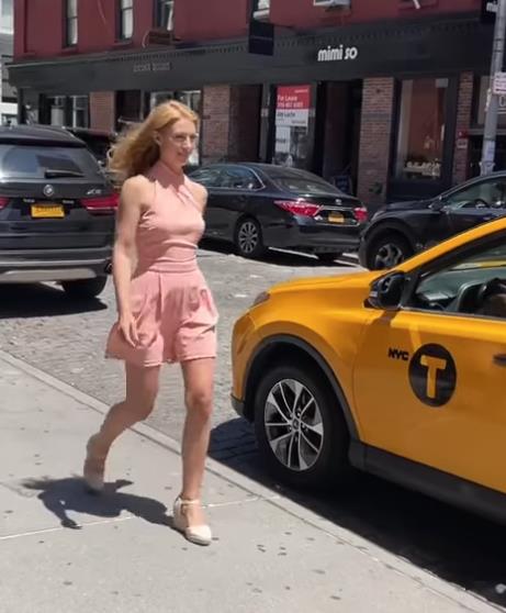 Glumica Sara Pribis hoda ulicom u rozoj haljini