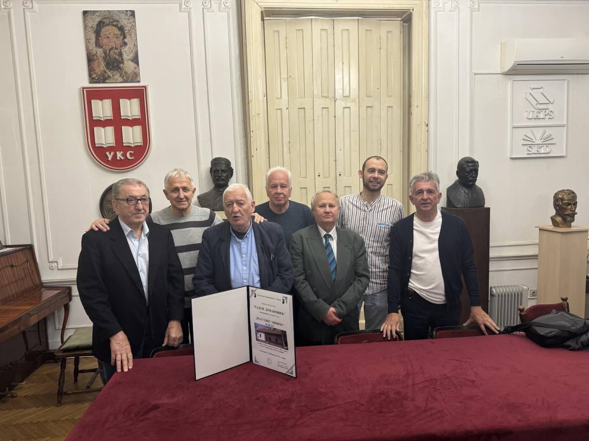 Karlo sa članovima Udruženja Kruševljana u Bg, posetiocima svečanosti.jpg