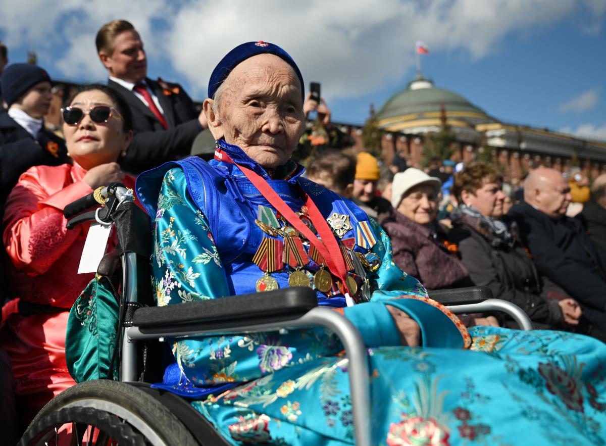 Moskva01 EPA Ramil Sitdikov  Host Photo Age.jpg