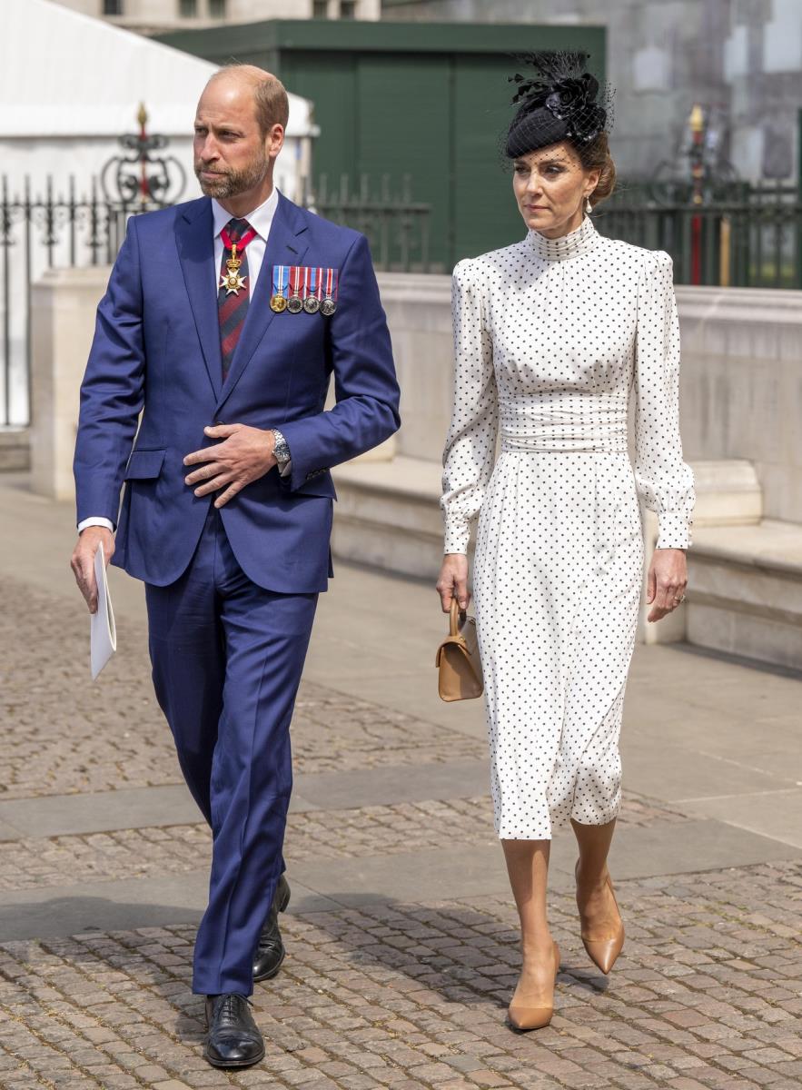 Princ Vilijam u svečanom plavom odelu i Kejt Midlton u beloj haljini