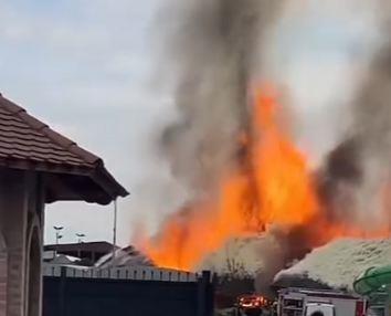 2025-05-09 16_55_53-192.RS _ Veliki požar zahvatio je akva park i bazene S club u Jakovu _ Instagram.jpg