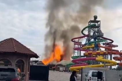 2025-05-09 16_55_40-192.RS _ Veliki požar zahvatio je akva park i bazene S club u Jakovu _ Instagram.jpg