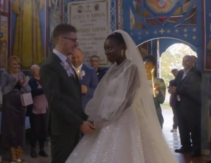 mlada iz Ugande i mladoženja iz Srbije na venčanju u crkvi